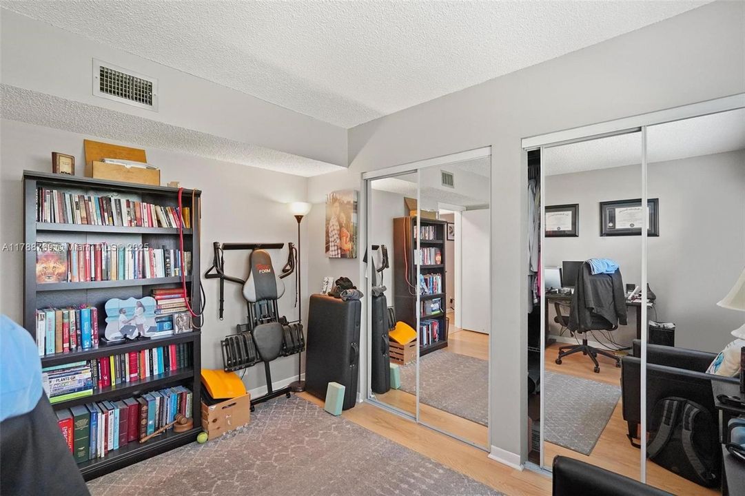 最近售出: $219,999 (2 贝兹, 2 浴室, 978 平方英尺)