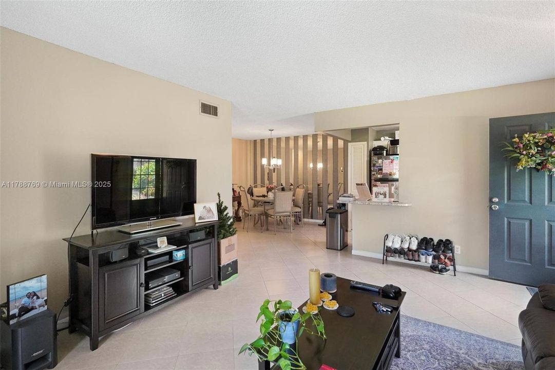 最近售出: $219,999 (2 贝兹, 2 浴室, 978 平方英尺)