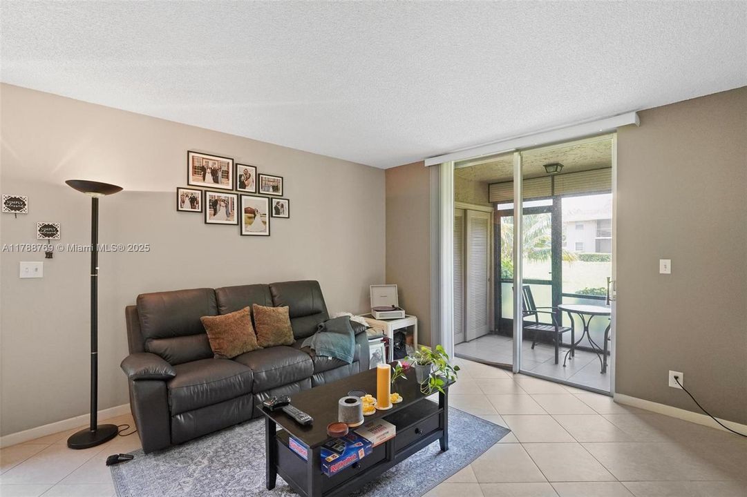 最近售出: $219,999 (2 贝兹, 2 浴室, 978 平方英尺)