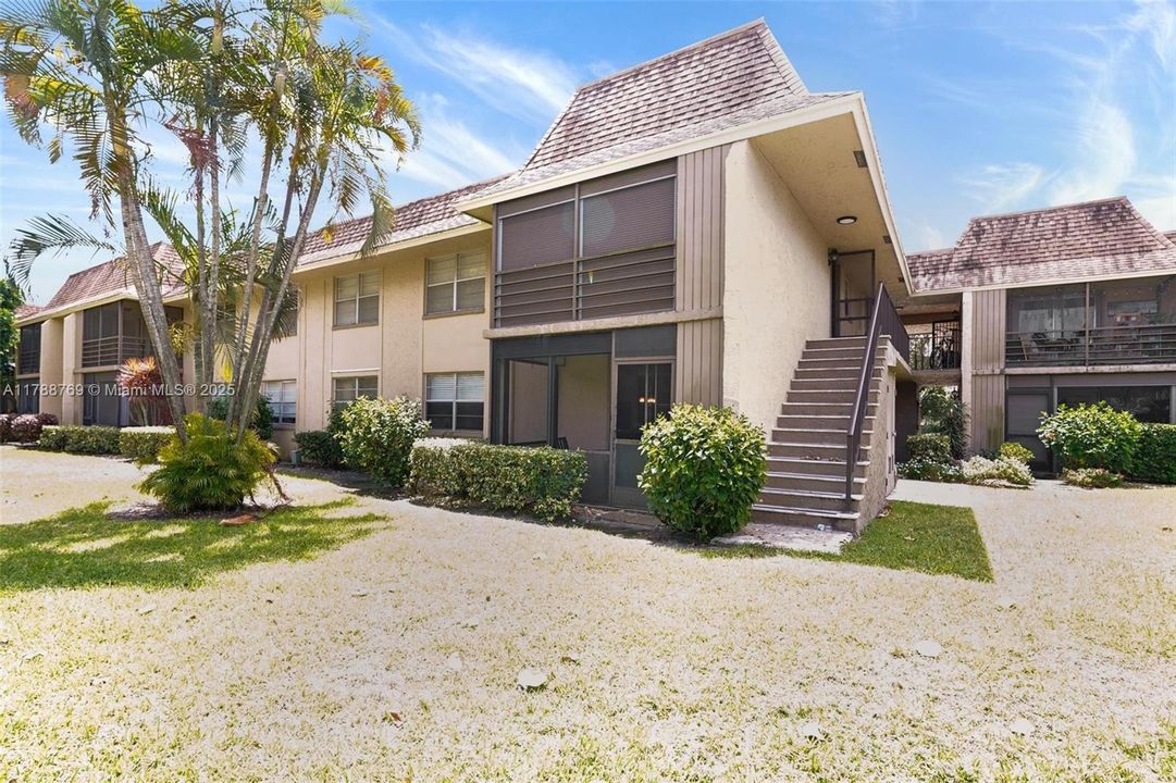 最近售出: $219,999 (2 贝兹, 2 浴室, 978 平方英尺)