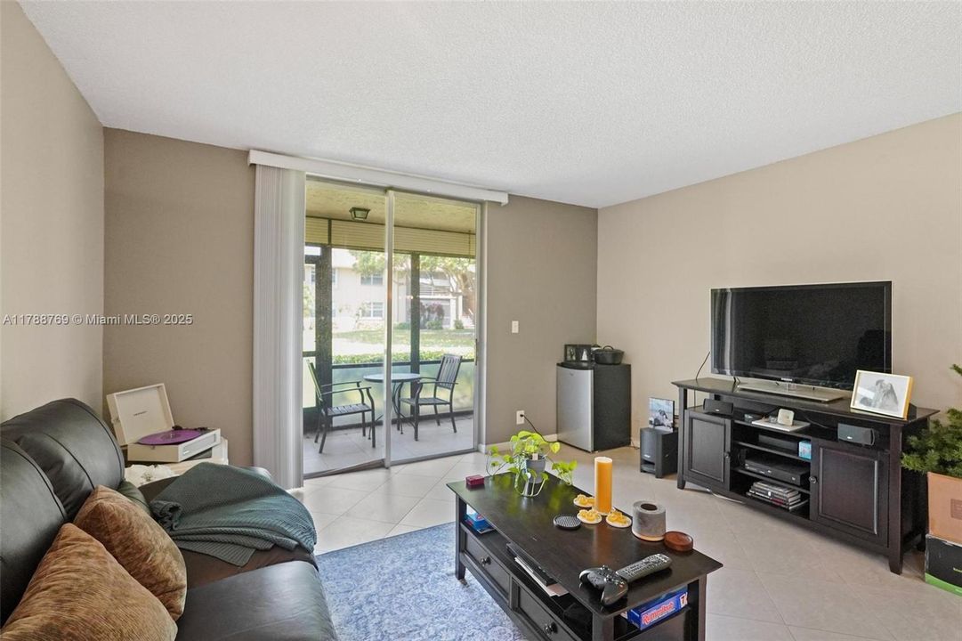 最近售出: $219,999 (2 贝兹, 2 浴室, 978 平方英尺)