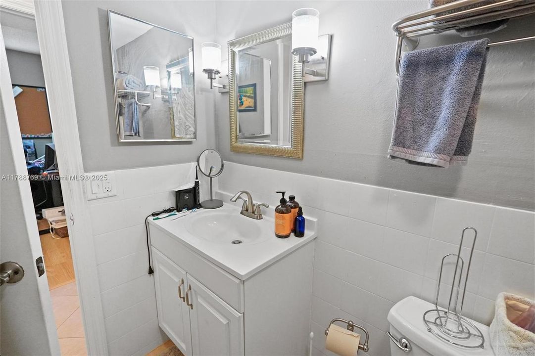 最近售出: $219,999 (2 贝兹, 2 浴室, 978 平方英尺)