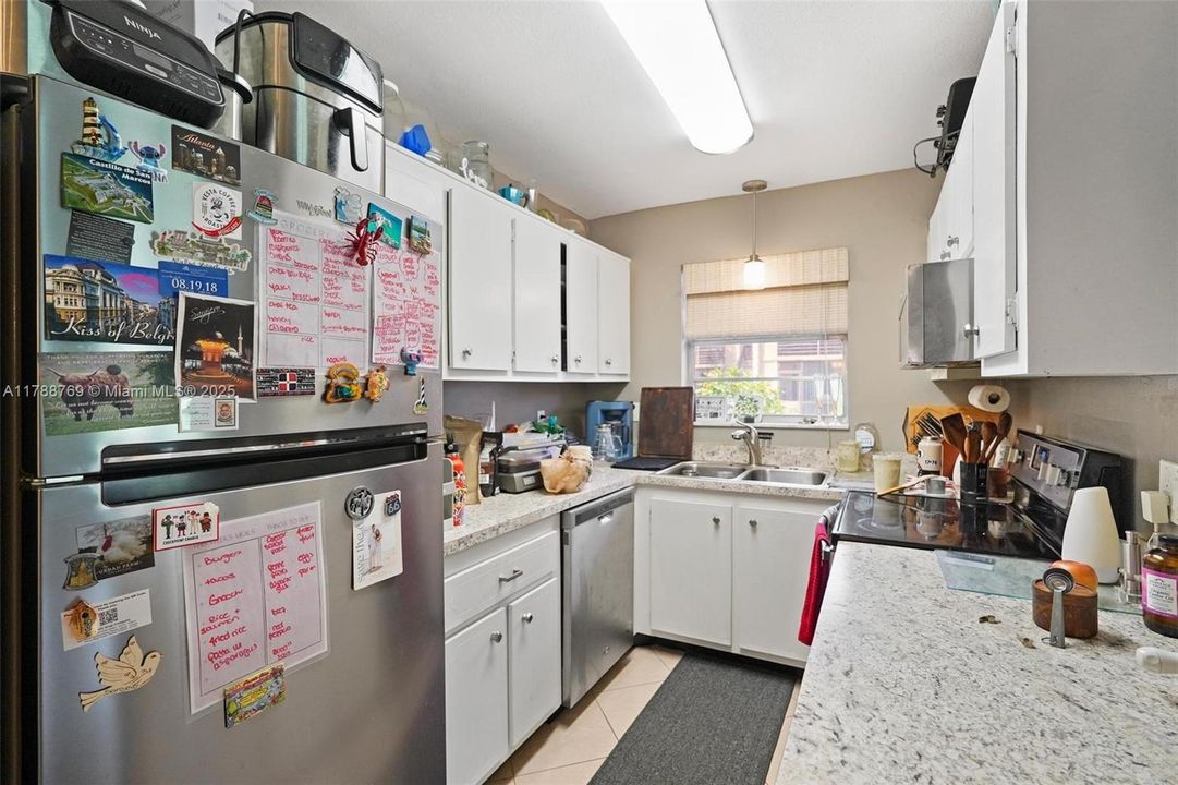 最近售出: $219,999 (2 贝兹, 2 浴室, 978 平方英尺)