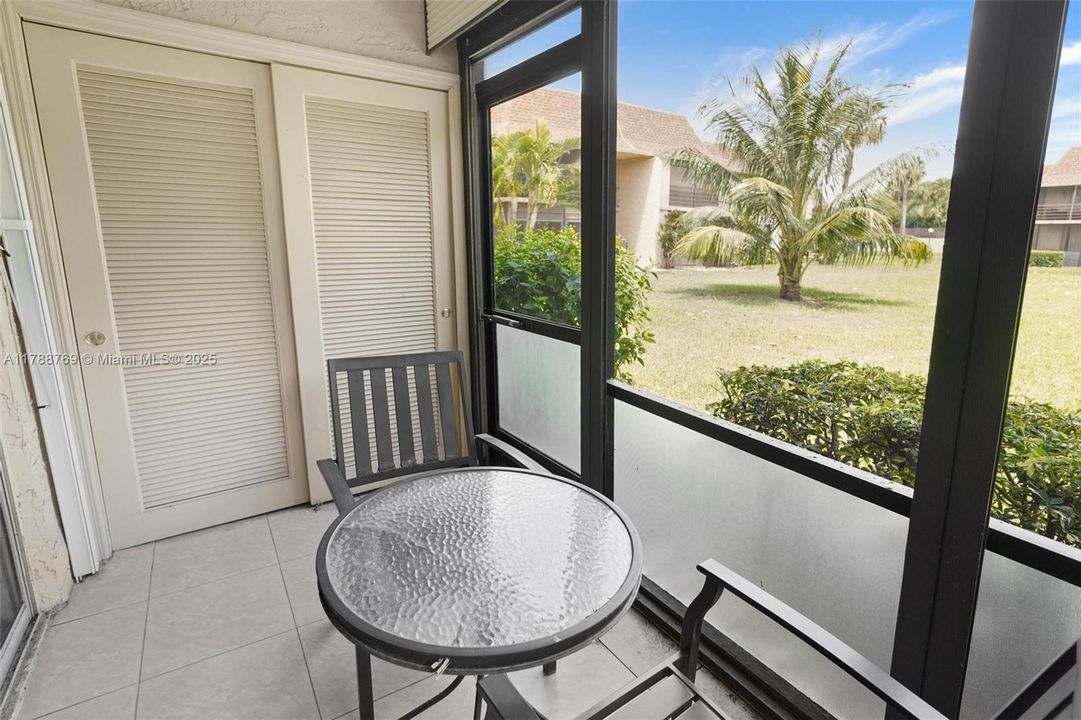 最近售出: $219,999 (2 贝兹, 2 浴室, 978 平方英尺)