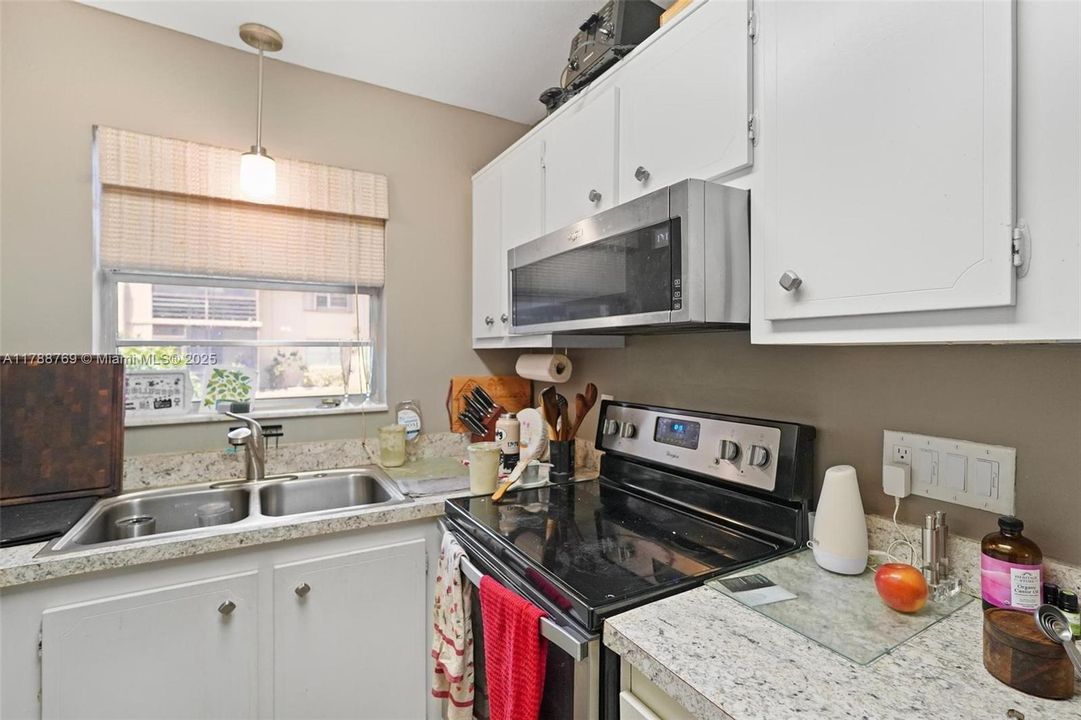 最近售出: $219,999 (2 贝兹, 2 浴室, 978 平方英尺)