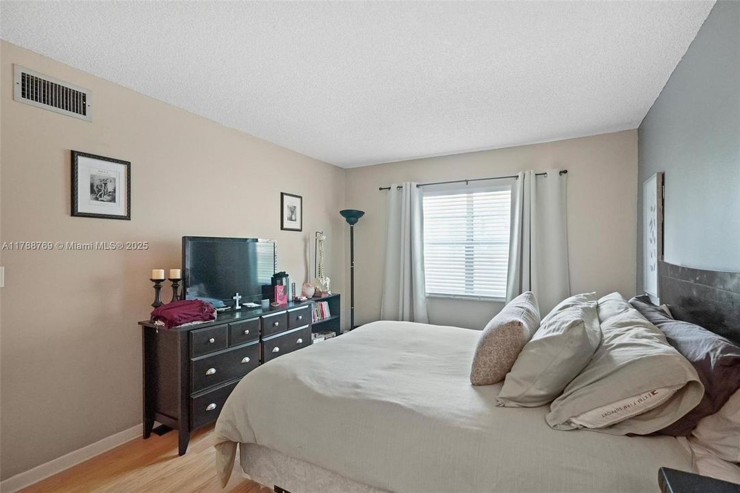 最近售出: $219,999 (2 贝兹, 2 浴室, 978 平方英尺)