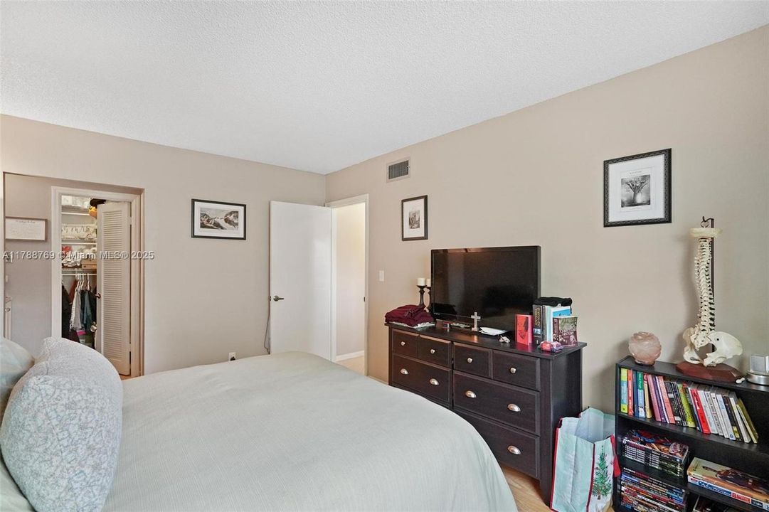 最近售出: $219,999 (2 贝兹, 2 浴室, 978 平方英尺)