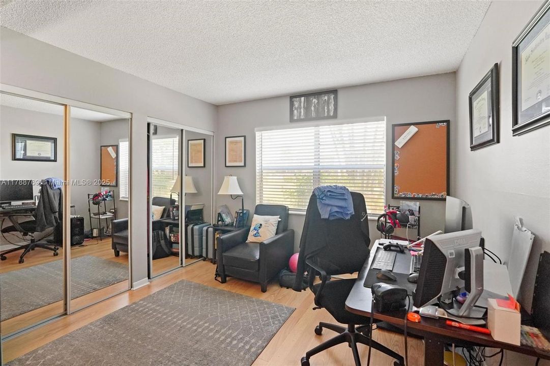 最近售出: $219,999 (2 贝兹, 2 浴室, 978 平方英尺)