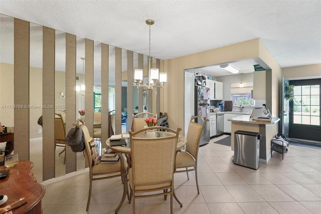 最近售出: $219,999 (2 贝兹, 2 浴室, 978 平方英尺)