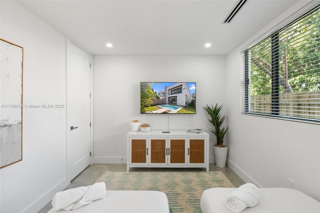 Recently Rented: $8,000 (4 beds, 4 baths, 2454 Square Feet)