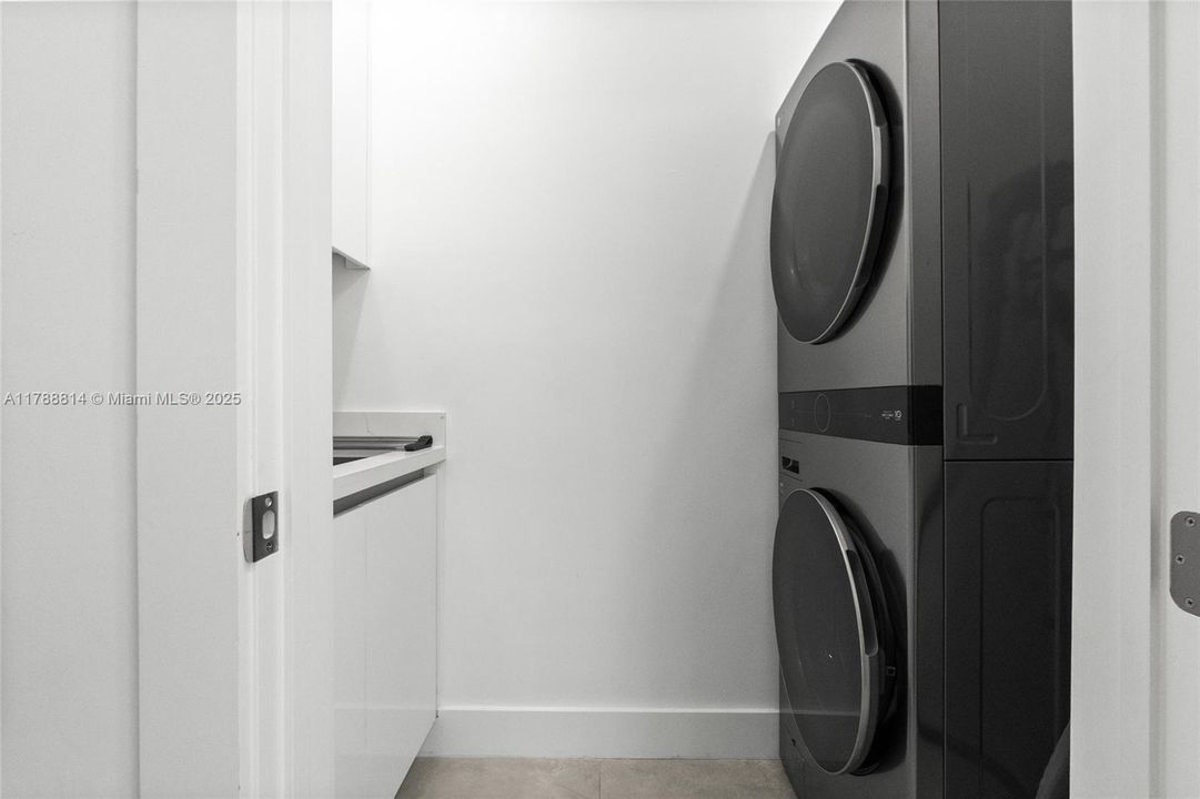 Recently Rented: $8,000 (4 beds, 4 baths, 2454 Square Feet)