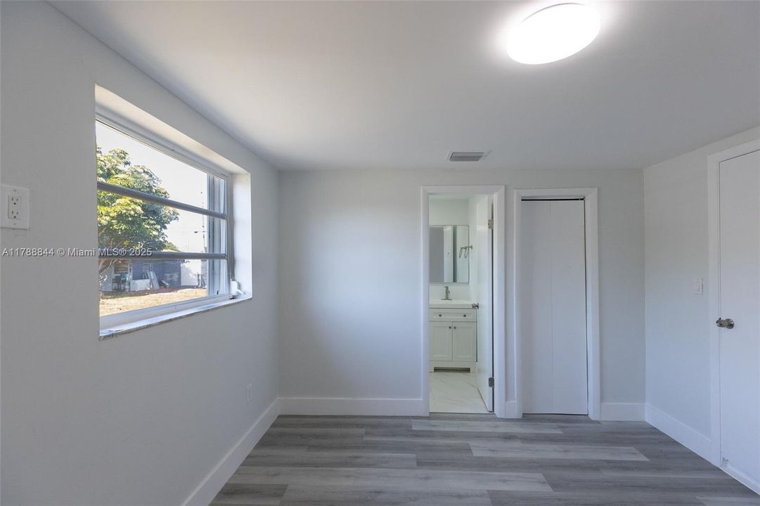 Vendido Recientemente: $699,000 (5 camas, 3 baños, 2025 Pies cuadrados)