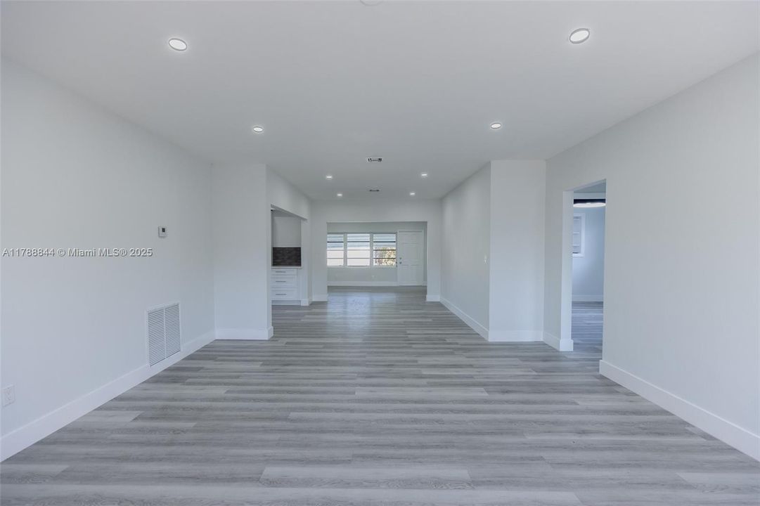 Vendido Recientemente: $699,000 (5 camas, 3 baños, 2025 Pies cuadrados)