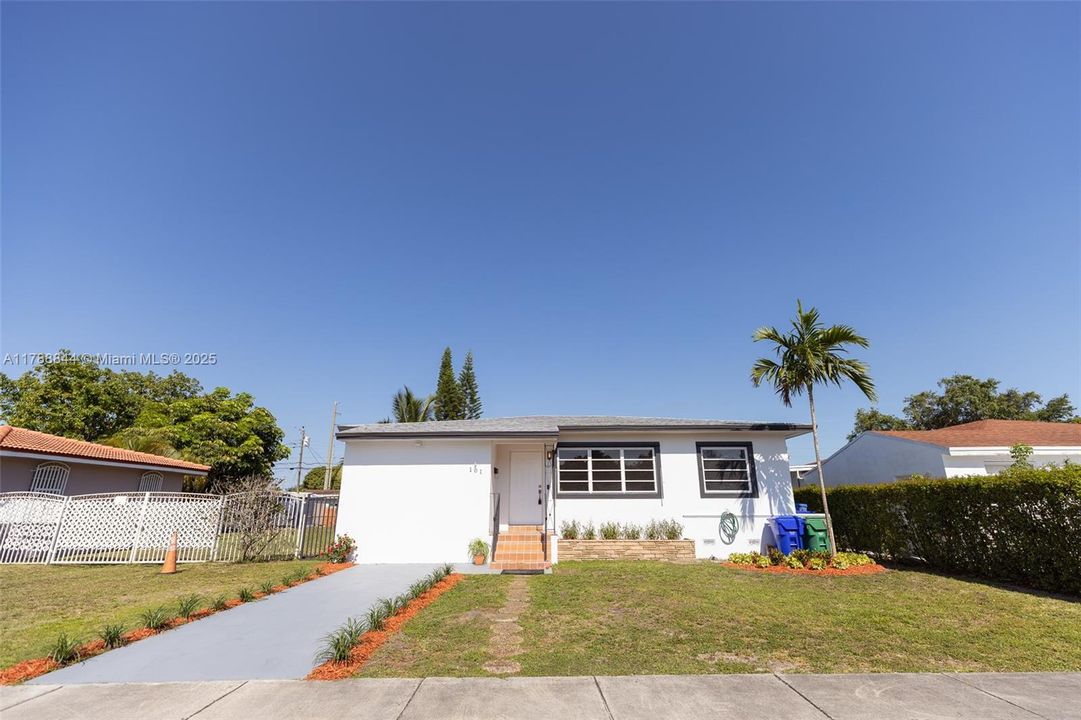 Vendido Recientemente: $699,000 (5 camas, 3 baños, 2025 Pies cuadrados)