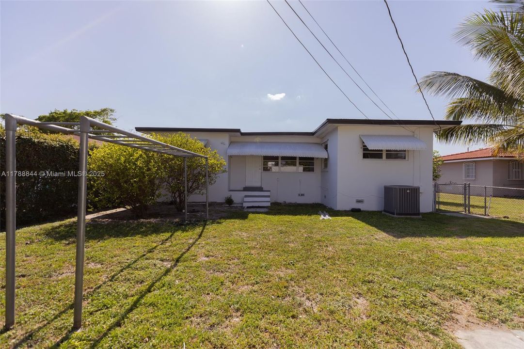 Vendido Recientemente: $699,000 (5 camas, 3 baños, 2025 Pies cuadrados)