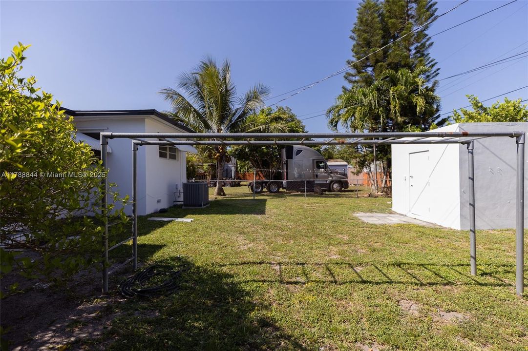 Vendido Recientemente: $699,000 (5 camas, 3 baños, 2025 Pies cuadrados)