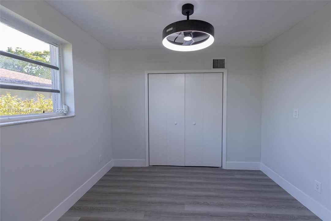 Vendido Recientemente: $699,000 (5 camas, 3 baños, 2025 Pies cuadrados)