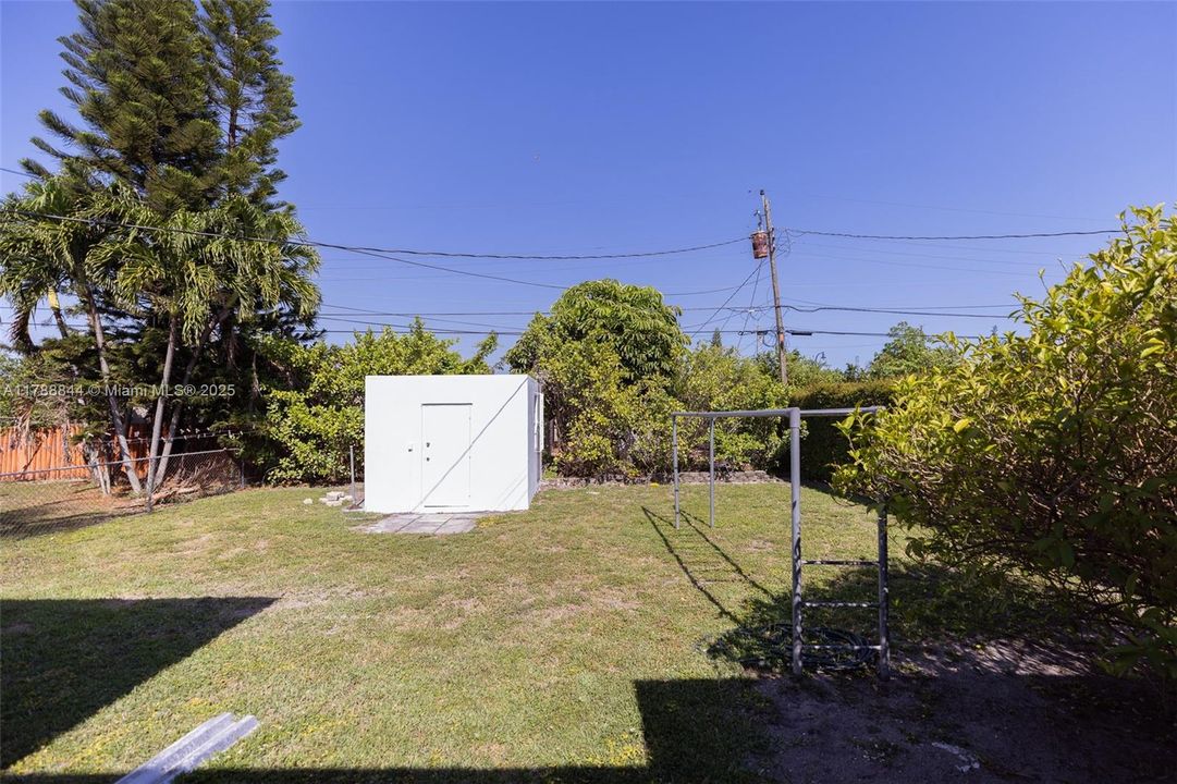 Vendido Recientemente: $699,000 (5 camas, 3 baños, 2025 Pies cuadrados)