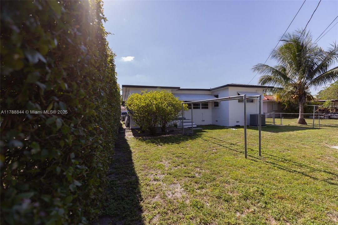 Vendido Recientemente: $699,000 (5 camas, 3 baños, 2025 Pies cuadrados)