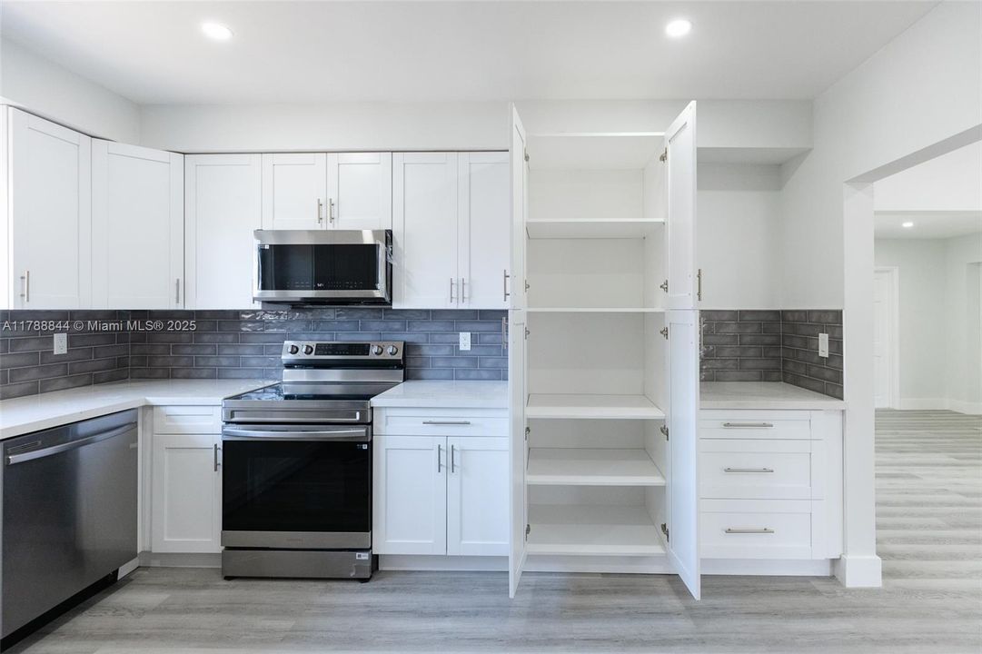 Vendido Recientemente: $699,000 (5 camas, 3 baños, 2025 Pies cuadrados)