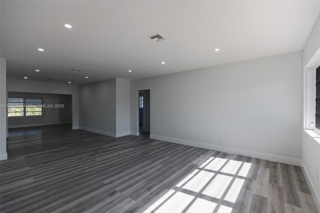 Vendido Recientemente: $699,000 (5 camas, 3 baños, 2025 Pies cuadrados)