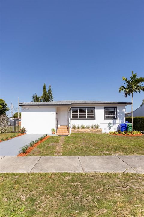 Vendido Recientemente: $699,000 (5 camas, 3 baños, 2025 Pies cuadrados)