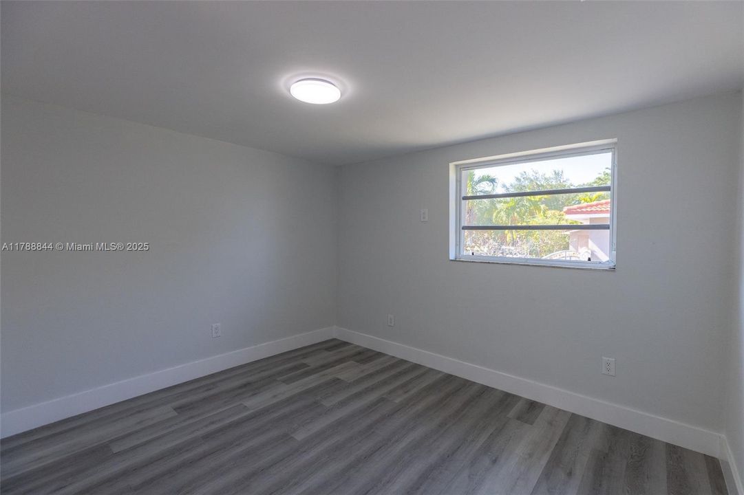 Vendido Recientemente: $699,000 (5 camas, 3 baños, 2025 Pies cuadrados)