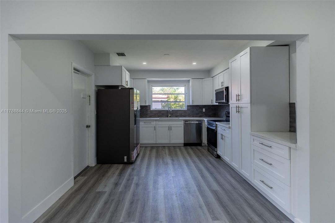 Vendido Recientemente: $699,000 (5 camas, 3 baños, 2025 Pies cuadrados)