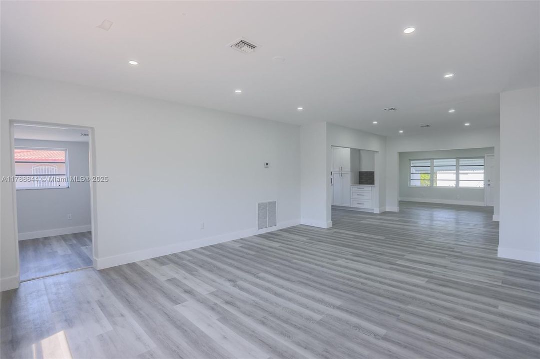 Vendido Recientemente: $699,000 (5 camas, 3 baños, 2025 Pies cuadrados)