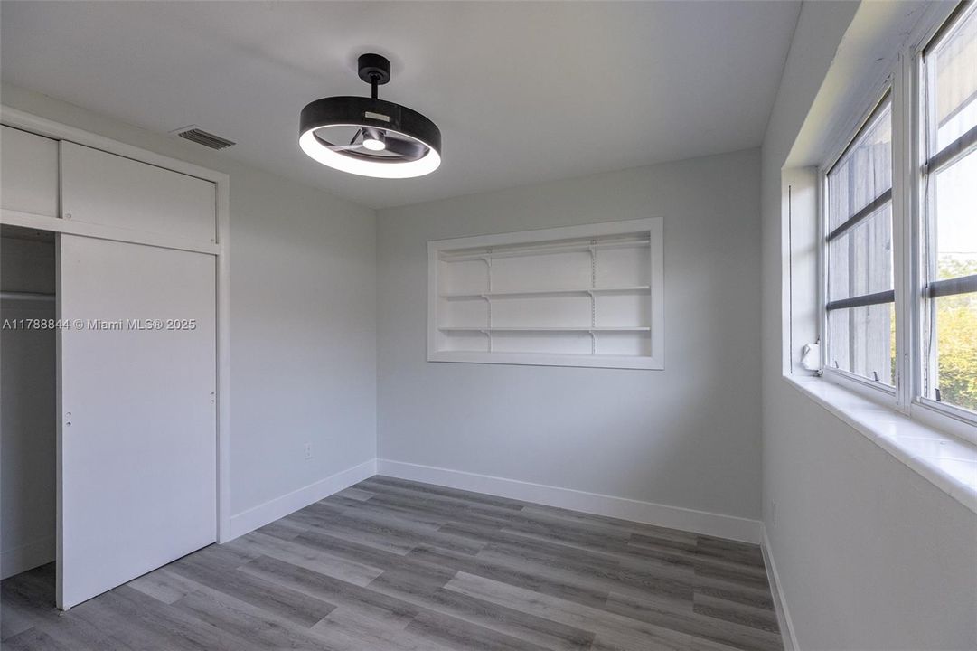 Vendido Recientemente: $699,000 (5 camas, 3 baños, 2025 Pies cuadrados)