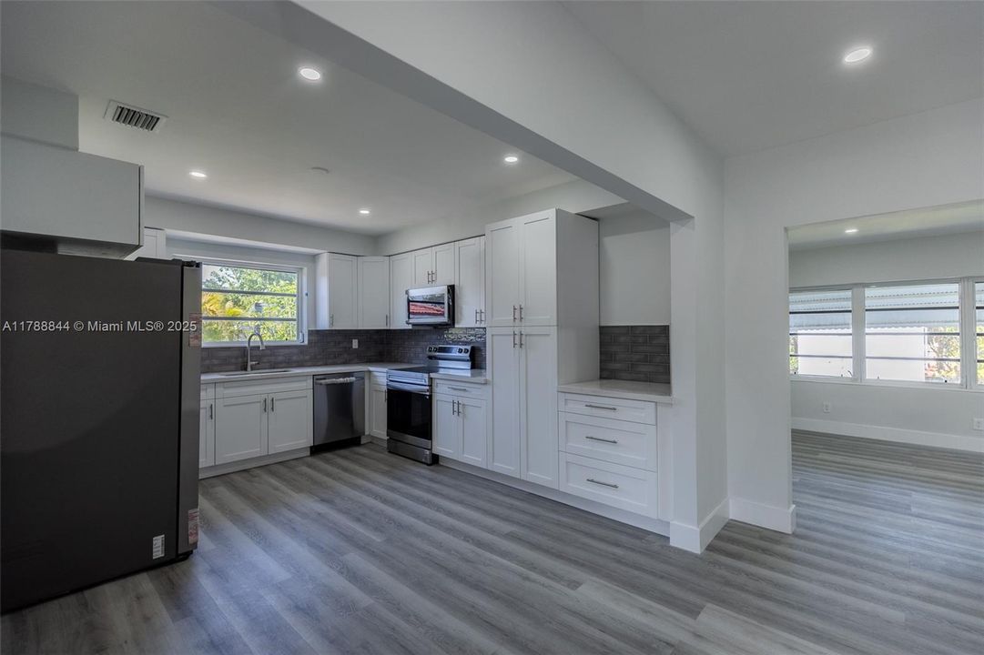 Vendido Recientemente: $699,000 (5 camas, 3 baños, 2025 Pies cuadrados)