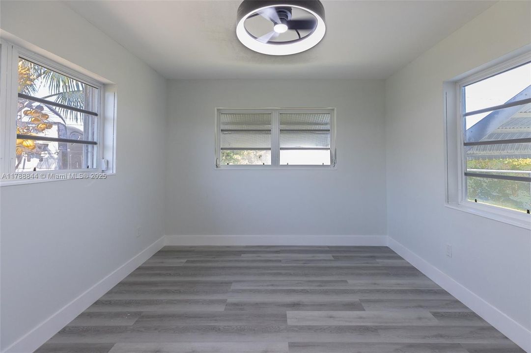 Vendido Recientemente: $699,000 (5 camas, 3 baños, 2025 Pies cuadrados)