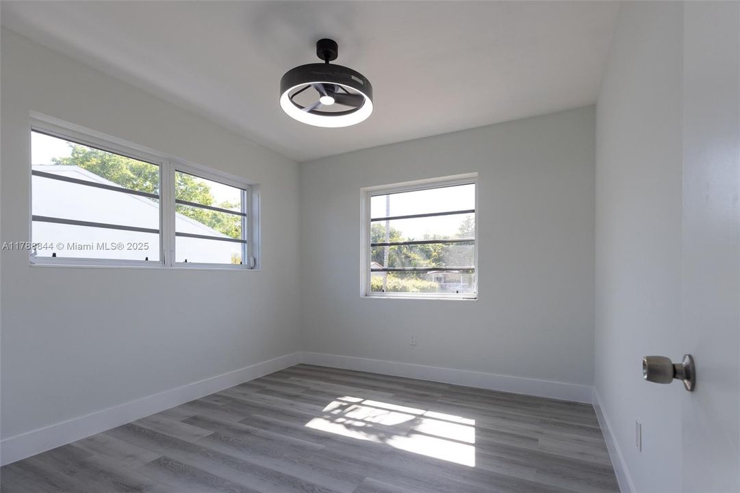 Vendido Recientemente: $699,000 (5 camas, 3 baños, 2025 Pies cuadrados)