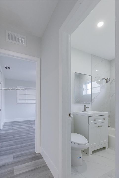 Vendido Recientemente: $699,000 (5 camas, 3 baños, 2025 Pies cuadrados)