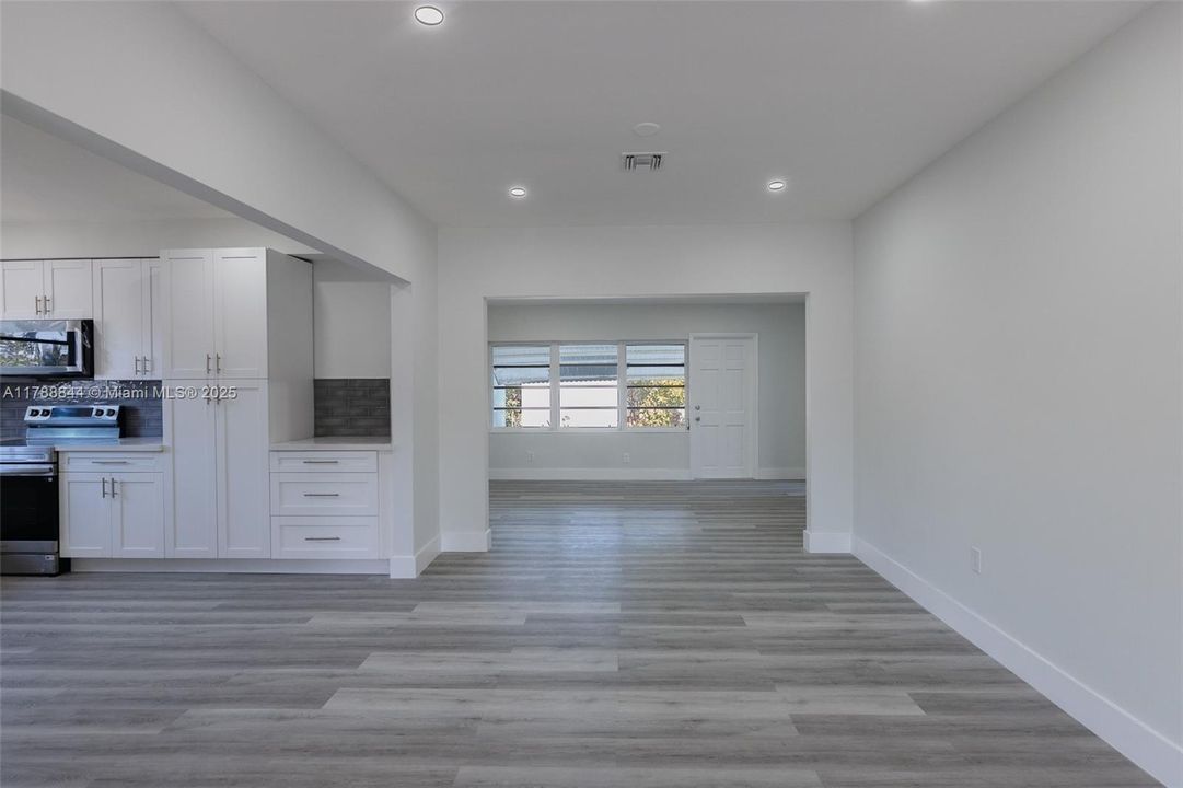 Vendido Recientemente: $699,000 (5 camas, 3 baños, 2025 Pies cuadrados)