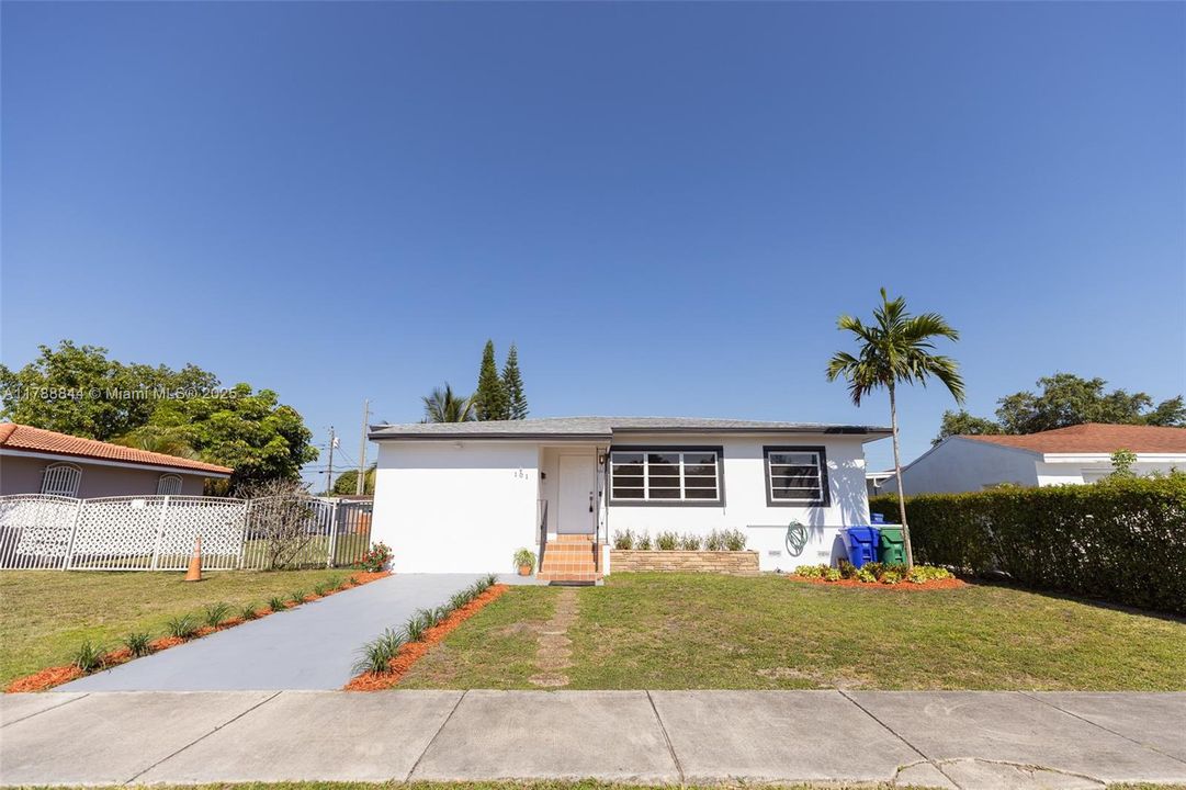 Vendido Recientemente: $699,000 (5 camas, 3 baños, 2025 Pies cuadrados)