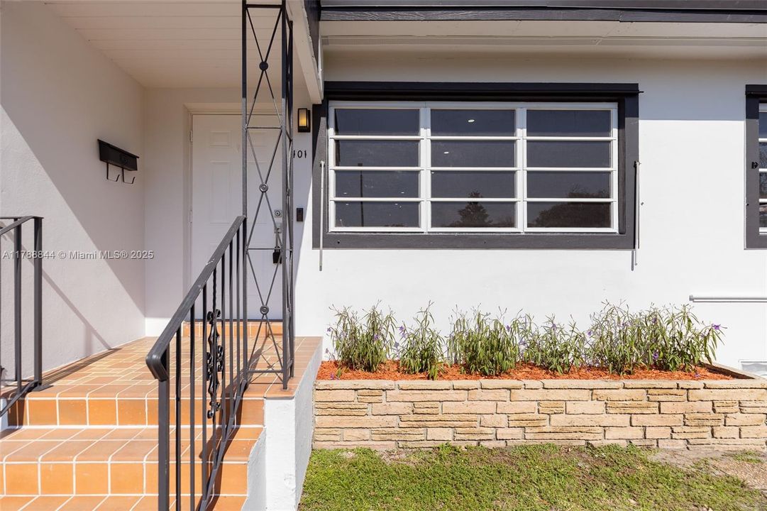 Vendido Recientemente: $699,000 (5 camas, 3 baños, 2025 Pies cuadrados)