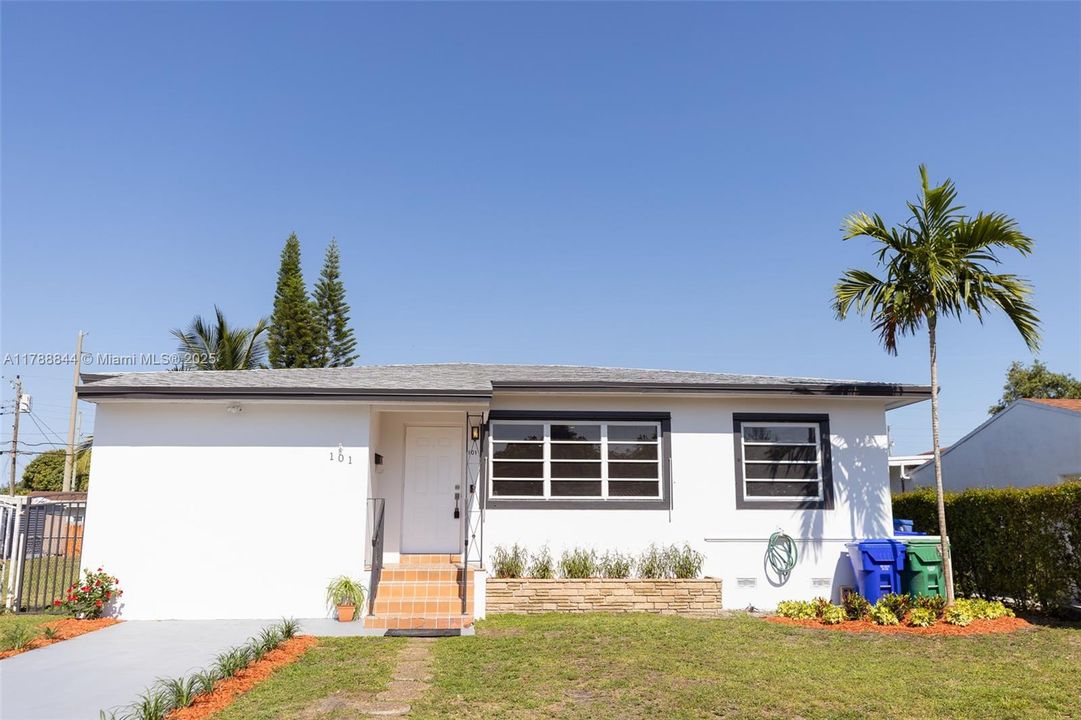 Vendido Recientemente: $699,000 (5 camas, 3 baños, 2025 Pies cuadrados)