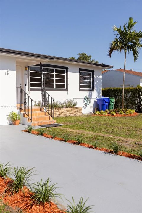 Vendido Recientemente: $699,000 (5 camas, 3 baños, 2025 Pies cuadrados)