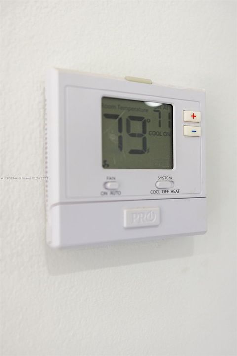 Vendido Recientemente: $699,000 (5 camas, 3 baños, 2025 Pies cuadrados)