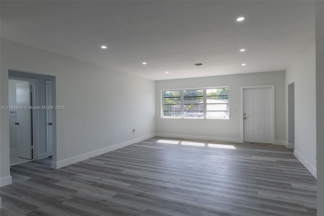 Vendido Recientemente: $699,000 (5 camas, 3 baños, 2025 Pies cuadrados)