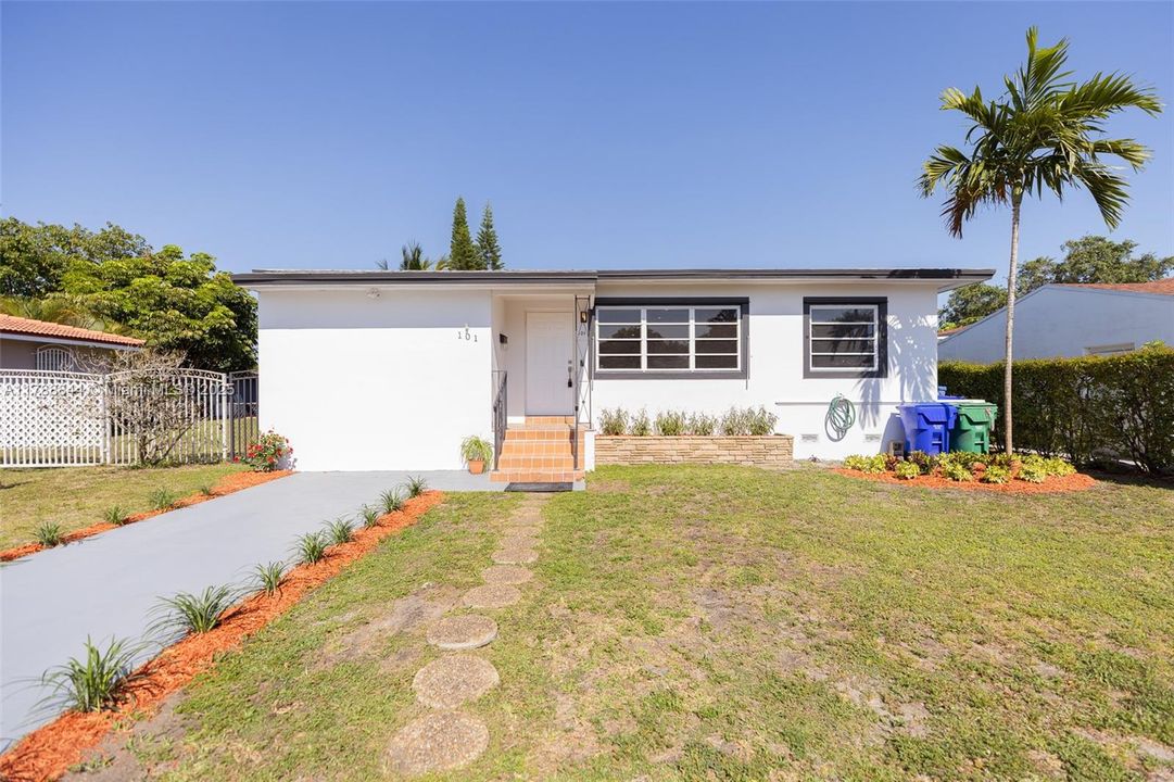 Vendido Recientemente: $699,000 (5 camas, 3 baños, 2025 Pies cuadrados)