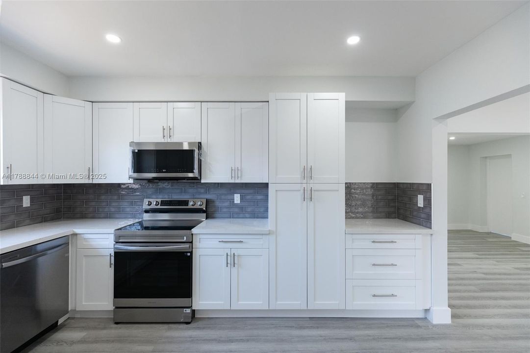 Vendido Recientemente: $699,000 (5 camas, 3 baños, 2025 Pies cuadrados)