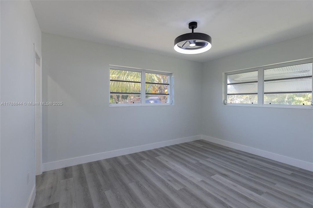 Vendido Recientemente: $699,000 (5 camas, 3 baños, 2025 Pies cuadrados)