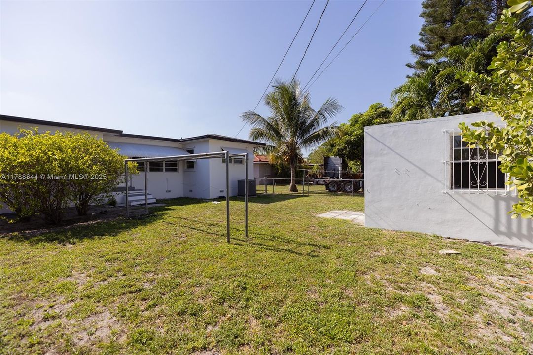 Vendido Recientemente: $699,000 (5 camas, 3 baños, 2025 Pies cuadrados)