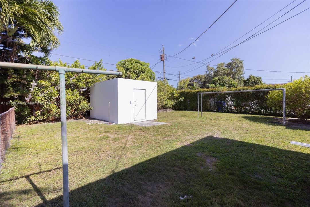 Vendido Recientemente: $699,000 (5 camas, 3 baños, 2025 Pies cuadrados)
