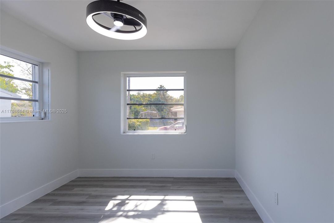 Vendido Recientemente: $699,000 (5 camas, 3 baños, 2025 Pies cuadrados)