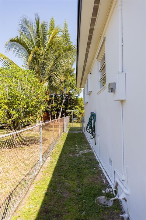 Vendido Recientemente: $699,000 (5 camas, 3 baños, 2025 Pies cuadrados)