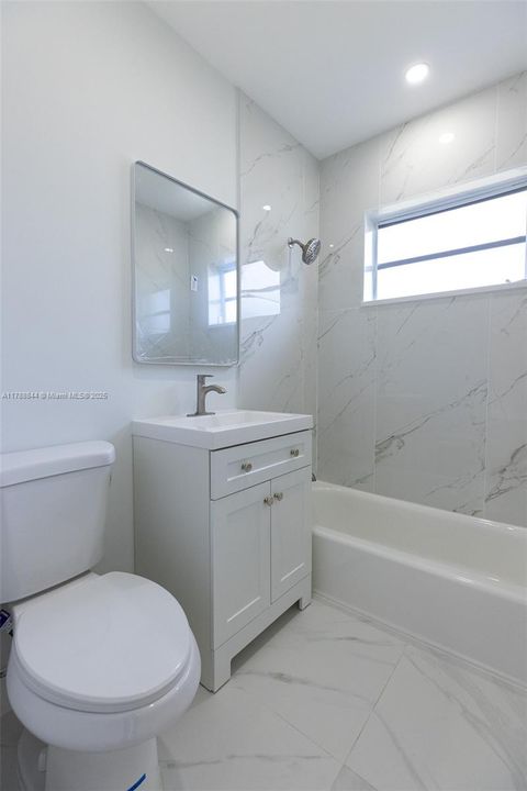 Vendido Recientemente: $699,000 (5 camas, 3 baños, 2025 Pies cuadrados)