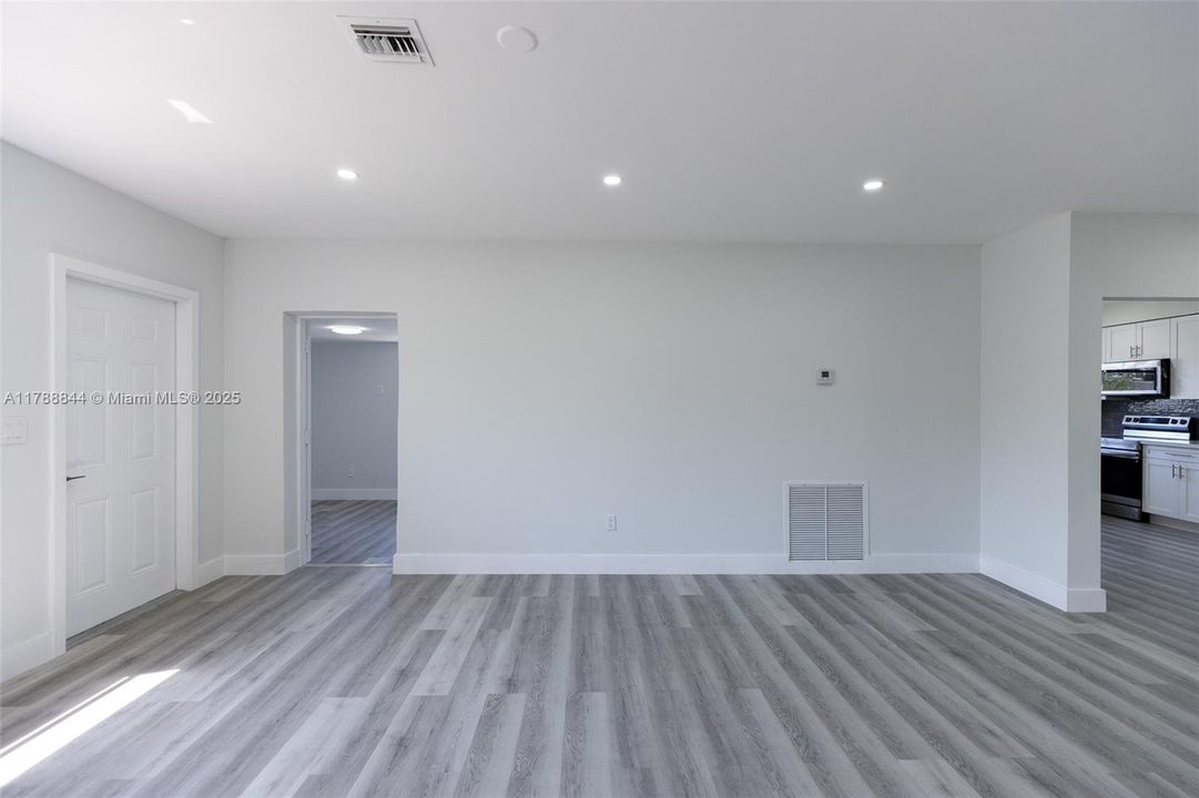 Vendido Recientemente: $699,000 (5 camas, 3 baños, 2025 Pies cuadrados)